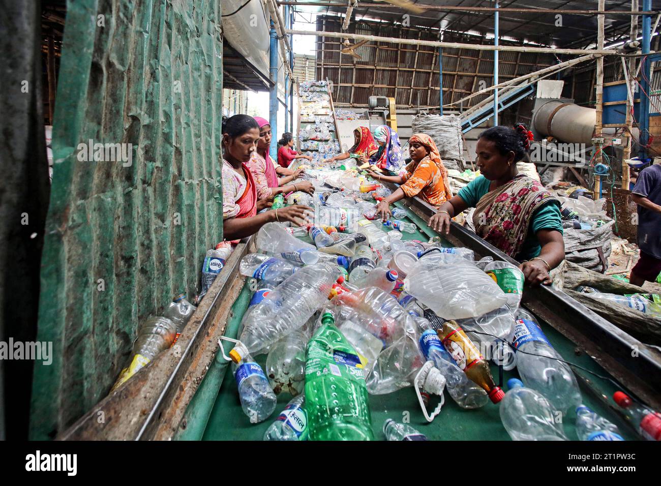 Plastikflaschen Sortierung und Recycling in Bangladesch Employees