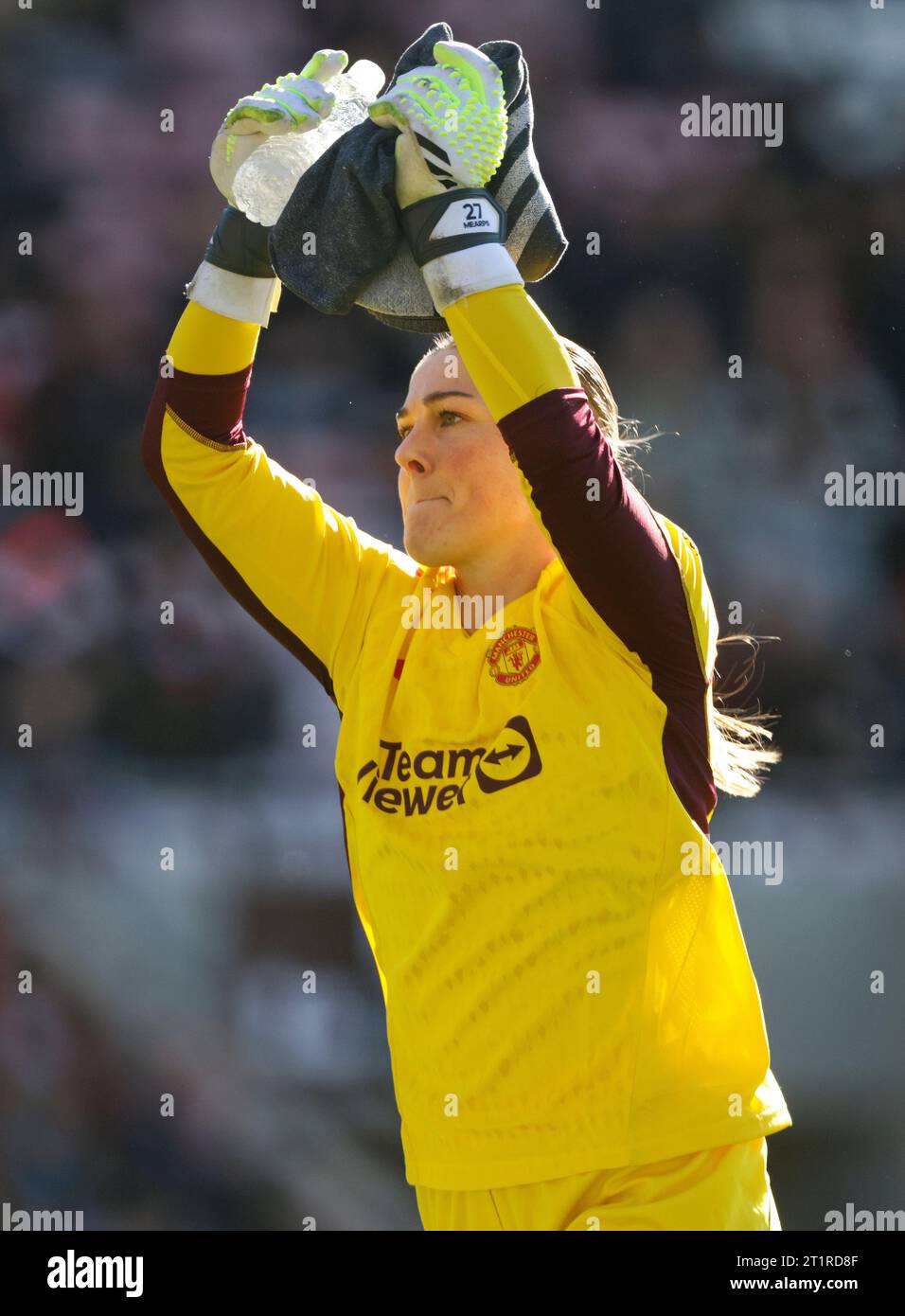 Manchester United goalkeeper Mary Earps applauds the fans before the Barclays Women's Super League match at the Leigh Sports Village, Leigh. Picture date: Sunday October 15, 2023. Stock Photo