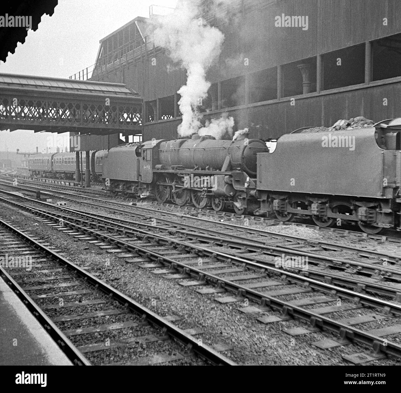 Trains in station Black and White Stock Photos & Images