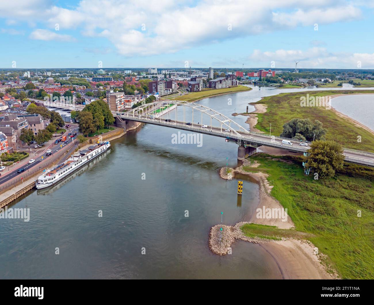 aerial-from-the-wilhelmina-bridge-at-the-ijssel-in-deventer-the-netherlands-2T1T1NA.jpg