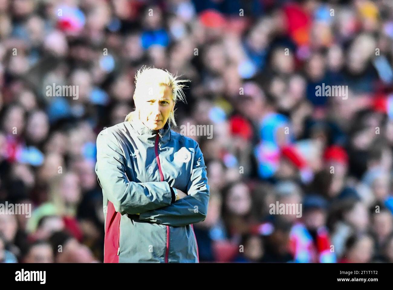 London, UK. 15th October 2023. Manager Carla Ward (Manager Aston Villa) looks on during the Barclays FA Women's Super League match between Arsenal and Aston Villa at the Emirates Stadium, London on Sunday 15th October 2023. (Photo: Kevin Hodgson | MI News) Credit: MI News & Sport /Alamy Live News Stock Photo