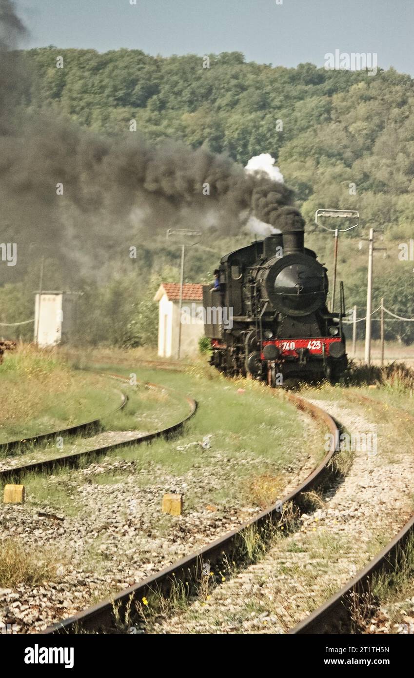 the-historic-train-of-the-val-d-orcia-in-tuscany-italy-stock-photo-alamy