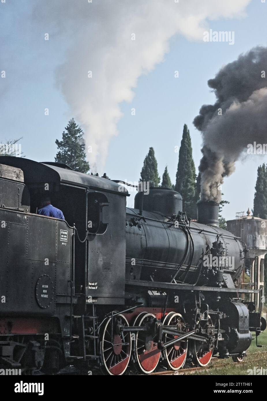 the-historic-train-of-the-val-d-orcia-in-tuscany-italy-stock-photo-alamy