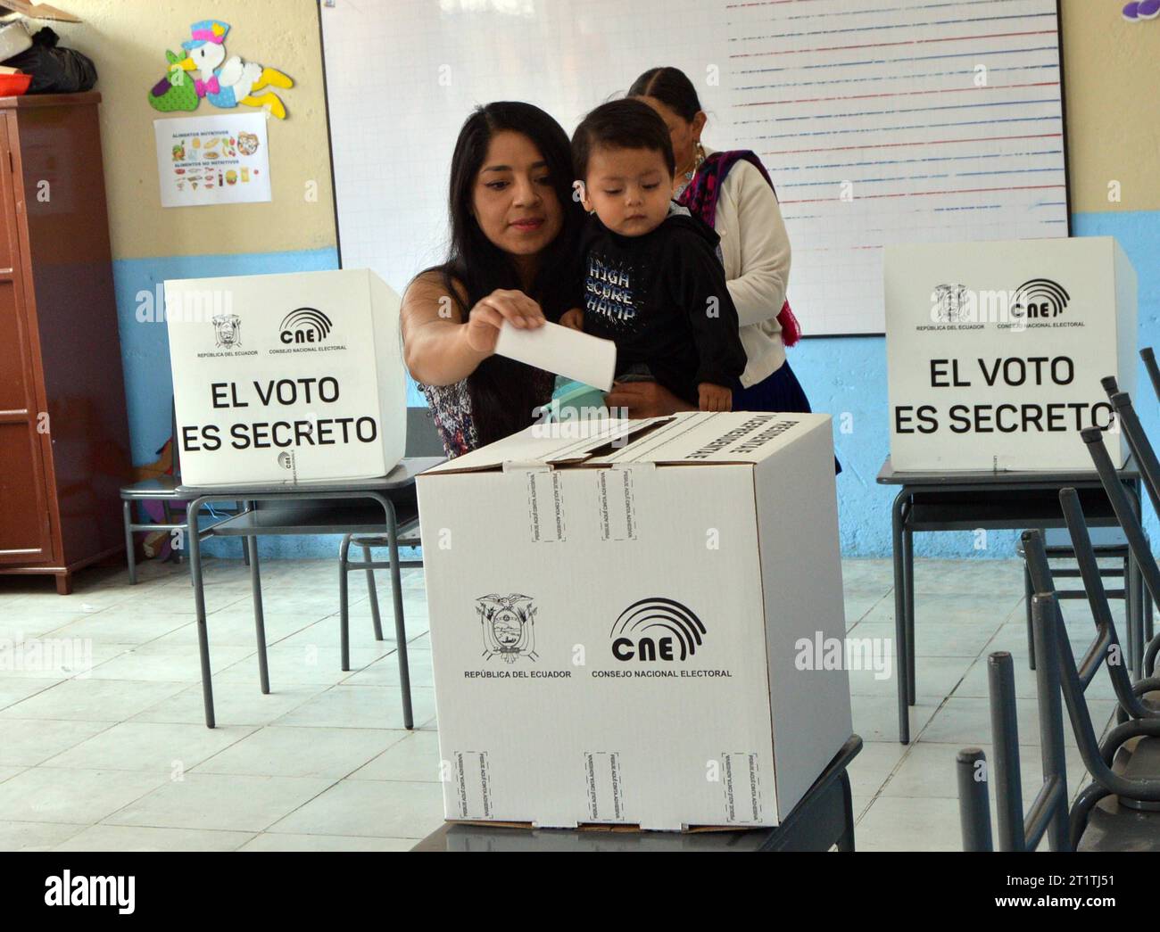 ELECCIONES-CUENCA Cuenca, Ecuador 15 de octubre de 2023 Segun ha informado el Consejo Nacional Electora CNE, la jornada civica empezara este 15 de octubre, a las 07:00, con la instalacion de las juntas receptoras del voto JRV en los recintos electorales de todo el pais y culminara a las 17:00 para el conteo de votos. Los cuencanos ejercieron su voto con total normalidad el dia de hoy. foto Boris Romoleroux/API POL-ELECCIONES-CUENCA-72df2e1319c21b509a3a571436598751 *** CUENCA ELECTIONS Cuenca, Ecuador October 15, 2023 According to the National Electoral Council CNE, the civic day will begin thi Stock Photo