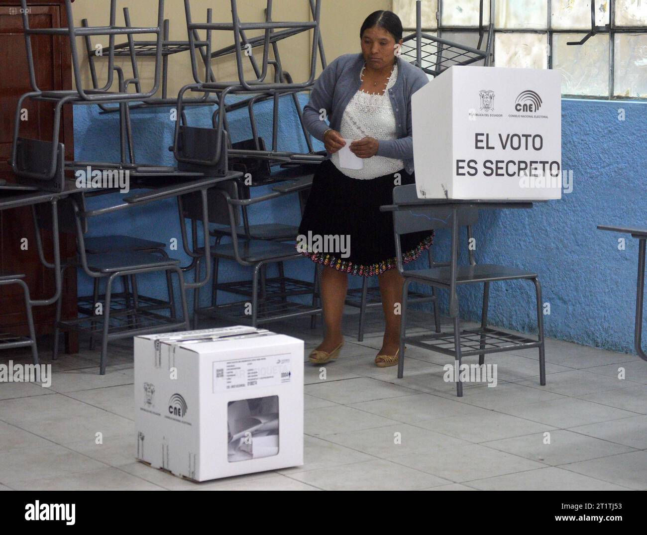 ELECCIONES-CUENCA Cuenca, Ecuador 15 de octubre de 2023 Segun ha informado el Consejo Nacional Electora CNE, la jornada civica empezara este 15 de octubre, a las 07:00, con la instalacion de las juntas receptoras del voto JRV en los recintos electorales de todo el pais y culminara a las 17:00 para el conteo de votos. Los cuencanos ejercieron su voto con total normalidad el dia de hoy. foto Boris Romoleroux/API POL-ELECCIONES-CUENCA-eff48c73d2a72fb6292e8e18dfe7da07 *** CUENCA ELECTIONS Cuenca, Ecuador October 15, 2023 According to the National Electoral Council CNE, the civic day will begin thi Stock Photo