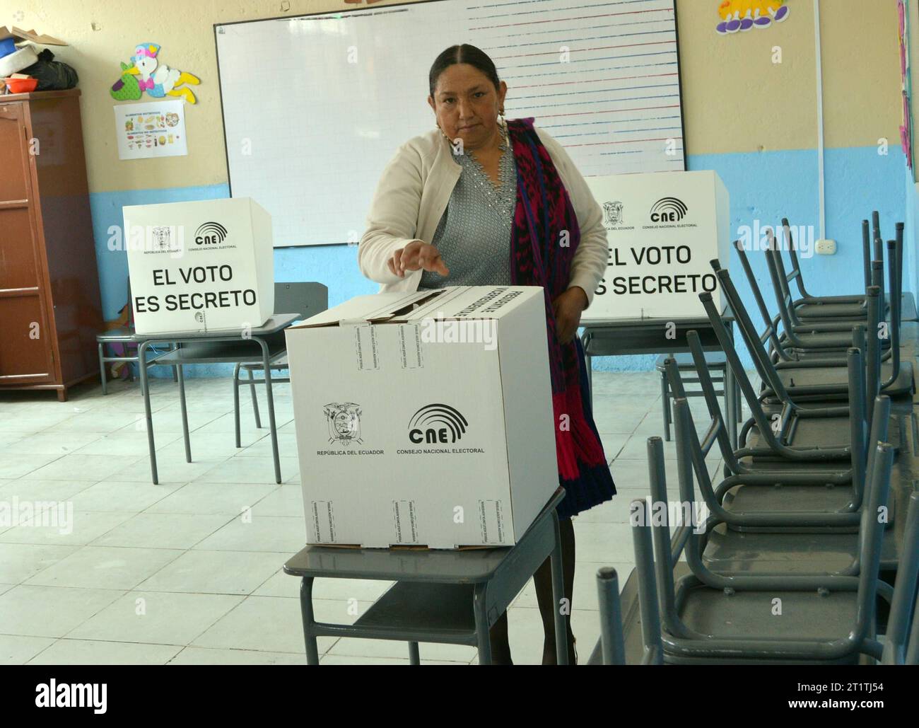 ELECCIONES-CUENCA Cuenca, Ecuador 15 de octubre de 2023 Segun ha informado el Consejo Nacional Electora CNE, la jornada civica empezara este 15 de octubre, a las 07:00, con la instalacion de las juntas receptoras del voto JRV en los recintos electorales de todo el pais y culminara a las 17:00 para el conteo de votos. Los cuencanos ejercieron su voto con total normalidad el dia de hoy. foto Boris Romoleroux/API POL-ELECCIONES-CUENCA-90dda58db63c25ebedcf0090f1e66477 *** CUENCA ELECTIONS Cuenca, Ecuador October 15, 2023 According to the National Electoral Council CNE, the civic day will begin thi Stock Photo