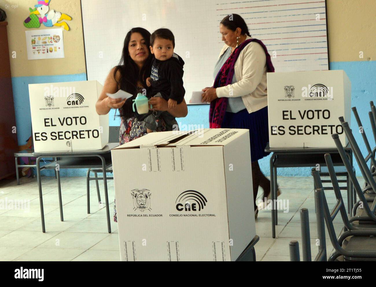 ELECCIONES-CUENCA Cuenca, Ecuador 15 de octubre de 2023 Segun ha informado el Consejo Nacional Electora CNE, la jornada civica empezara este 15 de octubre, a las 07:00, con la instalacion de las juntas receptoras del voto JRV en los recintos electorales de todo el pais y culminara a las 17:00 para el conteo de votos. Los cuencanos ejercieron su voto con total normalidad el dia de hoy. foto Boris Romoleroux/API POL-ELECCIONES-CUENCA-4e847d89c6974a5e8896931db69ab4d8 *** CUENCA ELECTIONS Cuenca, Ecuador October 15, 2023 According to the National Electoral Council CNE, the civic day will begin thi Stock Photo