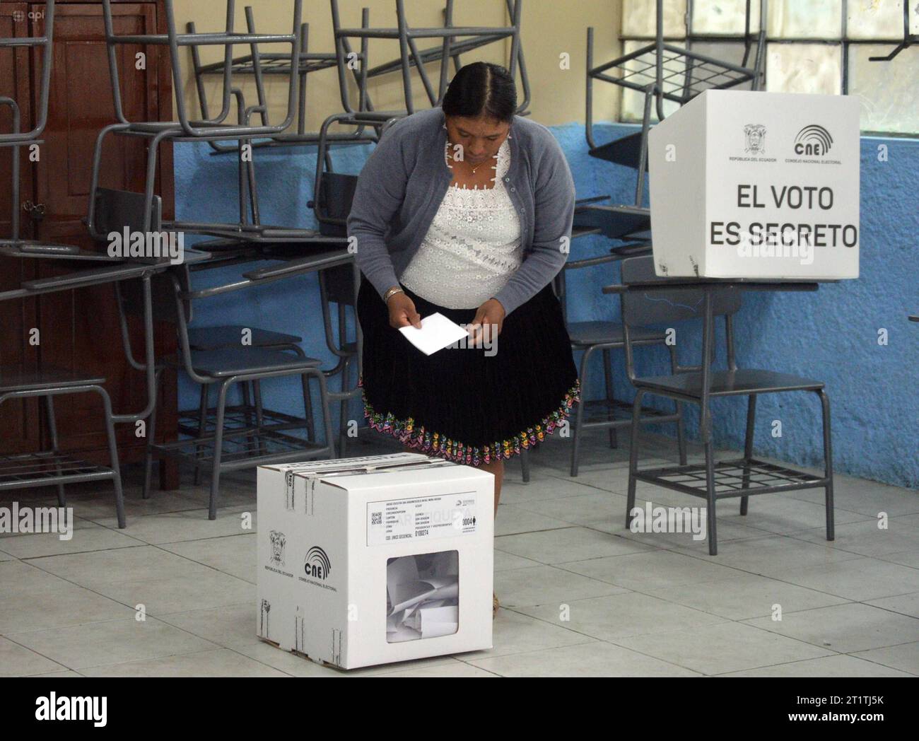 ELECCIONES-CUENCA Cuenca, Ecuador 15 de octubre de 2023 Segun ha informado el Consejo Nacional Electora CNE, la jornada civica empezara este 15 de octubre, a las 07:00, con la instalacion de las juntas receptoras del voto JRV en los recintos electorales de todo el pais y culminara a las 17:00 para el conteo de votos. Los cuencanos ejercieron su voto con total normalidad el dia de hoy. foto Boris Romoleroux/API POL-ELECCIONES-CUENCA-2dabd4430478b8272e040d9caa78fdbd *** CUENCA ELECTIONS Cuenca, Ecuador October 15, 2023 According to the National Electoral Council CNE, the civic day will begin thi Stock Photo