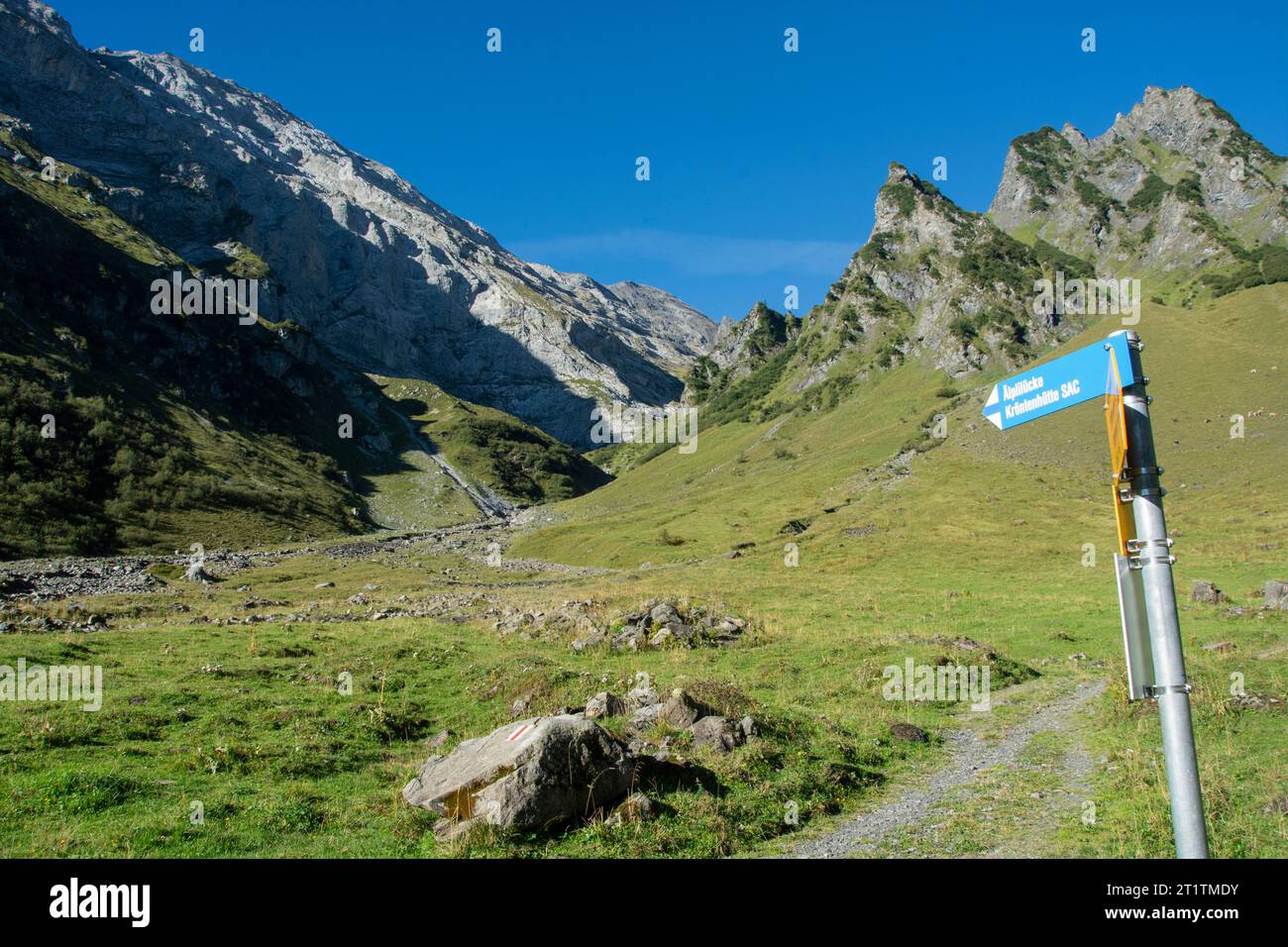 Steiler Aufstieg auf blau-weisser Route zur Urner Älplilücke Stock Photo