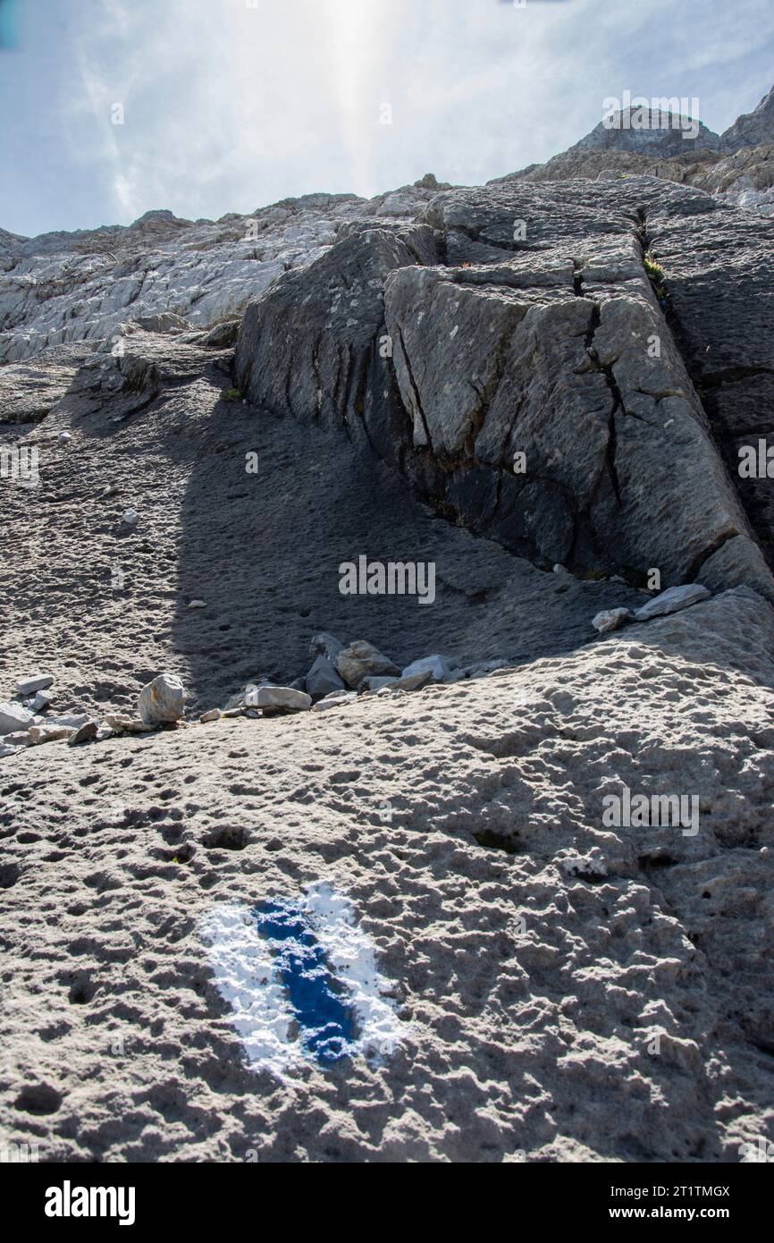 Steiler Aufstieg auf blau-weisser Route zur Urner Älplilücke Stock Photo
