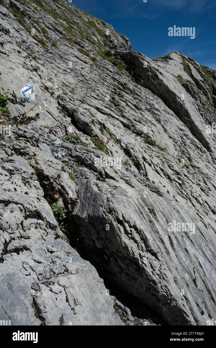 Steiler Aufstieg auf blau-weisser Route zur Urner Älplilücke Stock Photo