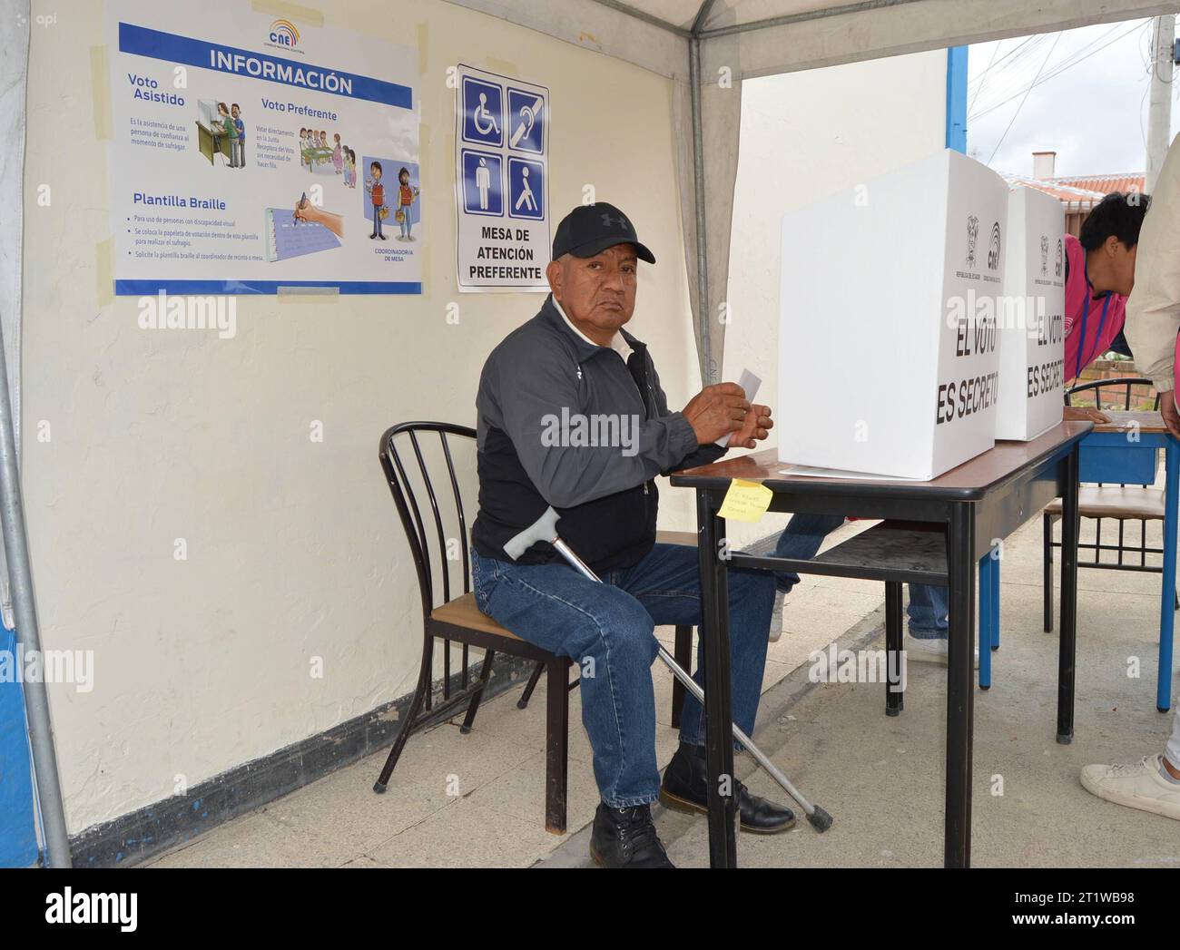 ELECCIONES-CUENCA Cuenca, Ecuador 15 de octubre de 2023 Segun ha informado el Consejo Nacional Electora CNE, la jornada civica empezara este 15 de octubre, a las 07:00, con la instalacion de las juntas receptoras del voto JRV en los recintos electorales de todo el pais y culminara a las 17:00 para el conteo de votos. Los cuencanos el dia de hoy sufragaron con normalidad en los diferentes recintos electorales de la ciudad de Cuenca. foto Boris Romoleroux/API POL-ELECCIONES-CUENCA-47c91b2ff6d7809b5236cd79e1c75bde *** CUENCA ELECTIONS Cuenca, Ecuador October 15, 2023 As reported by the National E Stock Photo