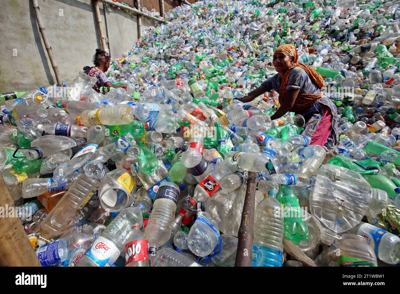 Dhaka, Bangladesh. 15th Oct, 2023. Employees recycling empty pet