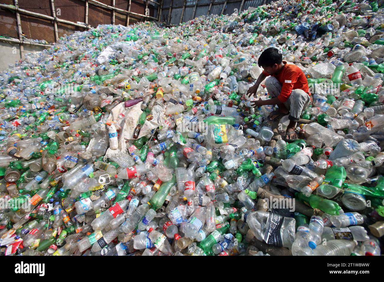 Dhaka, Bangladesh. 15th Oct, 2023. Employees recycling empty pet