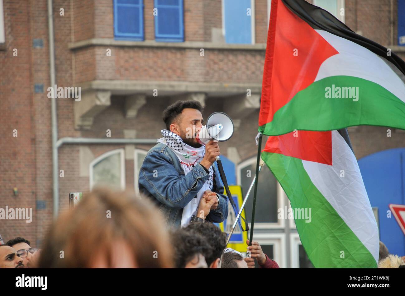 Amsterdam, The Netherlands. 15th October, 2023.10,000 Demonstrate In Amsterdam In Support Of Palestine. The demonstrators, many carrying Palestinian flags, chanted Free Palestine as they packed onto Dam square in the centre of the city, where they listened to speeches before marching to Westerpark. Credit: Karlis Dzjamko/Alamy Live News Stock Photo