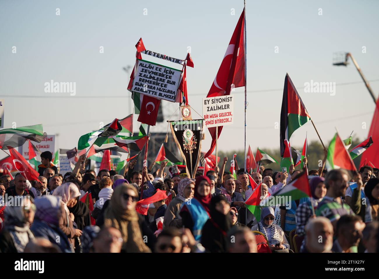 Istanbul, TURKIYE. 15th Oct, 2023. A crowd of protesters holds flags and placards during free Palestine Meeting in Maltepe meeting area. Meeting was organized by Saadet Party. Credit: Evren Kalinbacak/Alamy Live News. Stock Photo