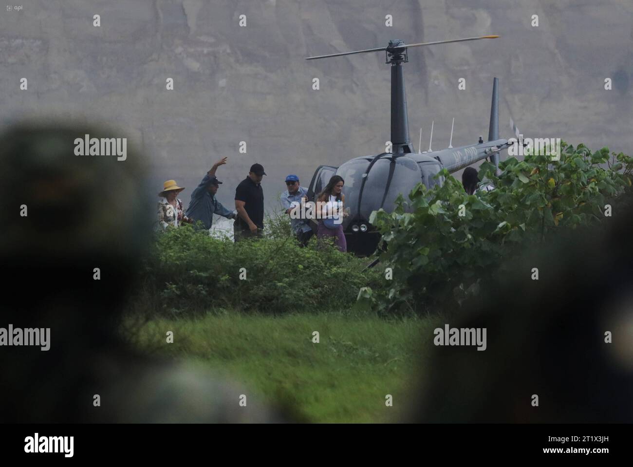 ELECCIONES - RESULTADOS NOBOA Olon, Santa Elena, domingo 15 de octubre del 2023 En la playa aterrizaban los helicopteros donde llegaron varios de los invitados y familiares de Daniel Noboa para esperar los resultados de la segunda vuelta en la eleccion, donde participo junto a Luisa Gonzalez. Fotos:CÃ sar Munoz/API Olon Santa Elena Ecuador POL-ELECCIONES-RESULTADOSNOBOA-62645cd586aab2b1a8c12763e1a63f03 *** ELECTIONS RESULTS NOBOA Olon, Santa Elena, Sunday, October 15, 2023 On the beach landed the helicopters where several of the guests and family members of Daniel Noboa arrived to await the re Stock Photo