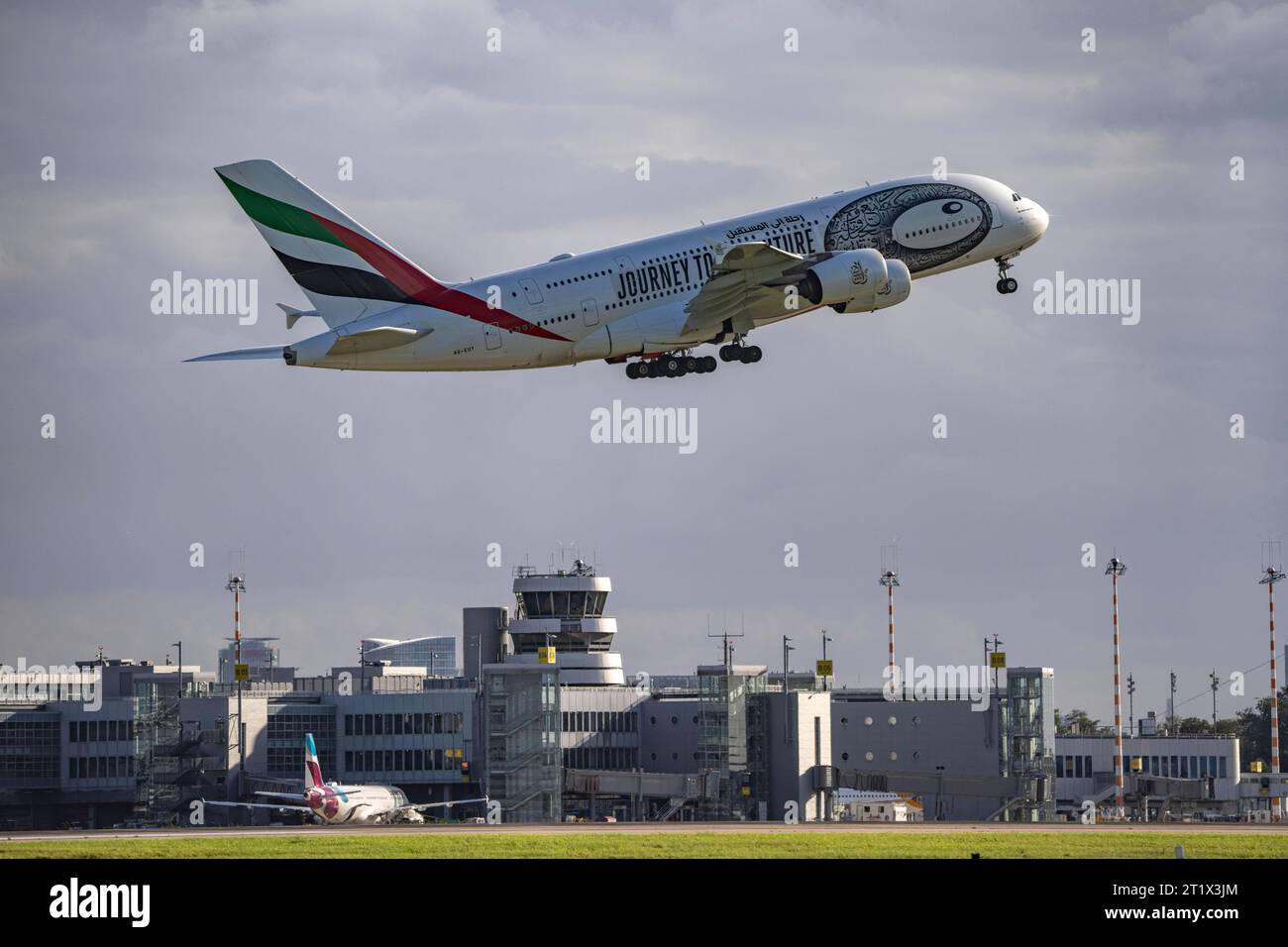 Emirates, Airbus A380-800, A6-EUT, beim Start auf dem Flughafen Düsseldorf International, Tower der Flugsicherung Flughafen DUS *** Emirates, Airbus A380 800, A6 EUT, on take-off at Düsseldorf International Airport, tower of air traffic control airport DUS Credit: Imago/Alamy Live News Stock Photo