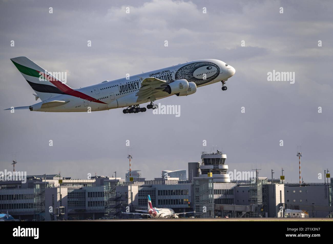 Emirates, Airbus A380-800, A6-EUT, beim Start auf dem Flughafen Düsseldorf International, Tower der Flugsicherung Flughafen DUS *** Emirates, Airbus A380 800, A6 EUT, on take-off at Düsseldorf International Airport, tower of air traffic control airport DUS Credit: Imago/Alamy Live News Stock Photo