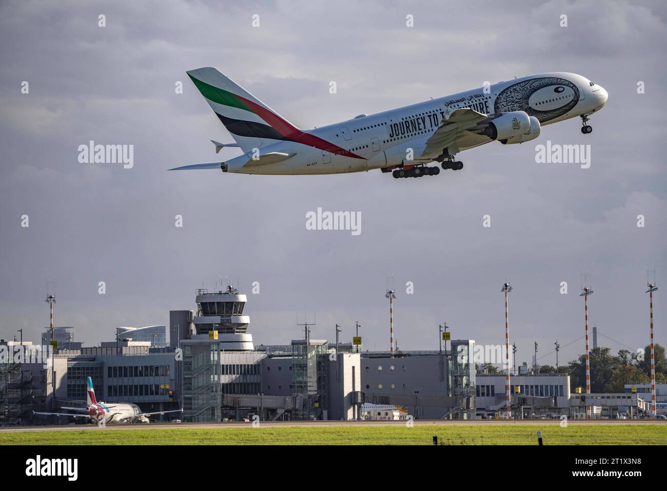 Emirates, Airbus A380-800, A6-EUT, beim Start auf dem Flughafen Düsseldorf International, Tower der Flugsicherung Flughafen DUS *** Emirates, Airbus A380 800, A6 EUT, on take-off at Düsseldorf International Airport, tower of air traffic control airport DUS Credit: Imago/Alamy Live News Stock Photo