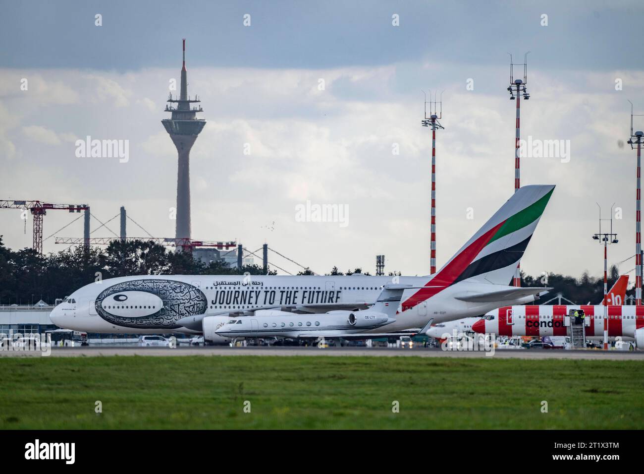 Flughafen Düsseldorf International, Emirates, Airbus A380-800, A6-EUT, Alpi Jets, Gulfstream G550, OE-LTY, auf dem Taxiway zum Start, Rheinturm, Flughafen DUS *** Düsseldorf International Airport, Emirates, Airbus A380 800, A6 EUT, Alpi Jets, Gulfstream G550, OE LTY, on the taxiway to takeoff, Rheinturm, DUS Airport Credit: Imago/Alamy Live News Stock Photo