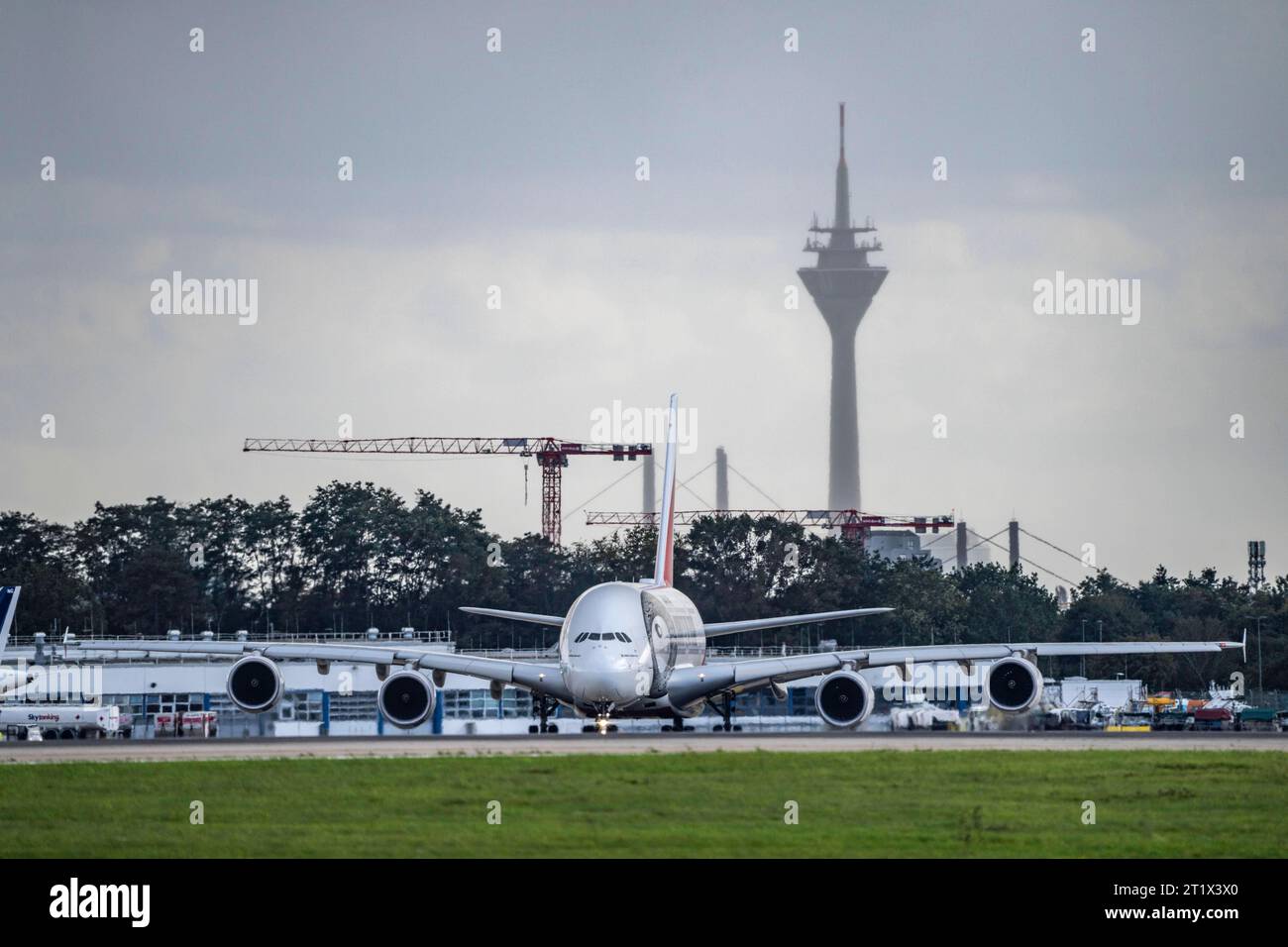 Flughafen Düsseldorf International, Emirates, Airbus A380-800, A6-EUT, auf dem Taxiway zum Start, Rheinturm, Flughafen DUS *** Düsseldorf International Airport, Emirates, Airbus A380 800, A6 EUT, on the taxiway to takeoff, Rheinturm, DUS Airport Credit: Imago/Alamy Live News Stock Photo