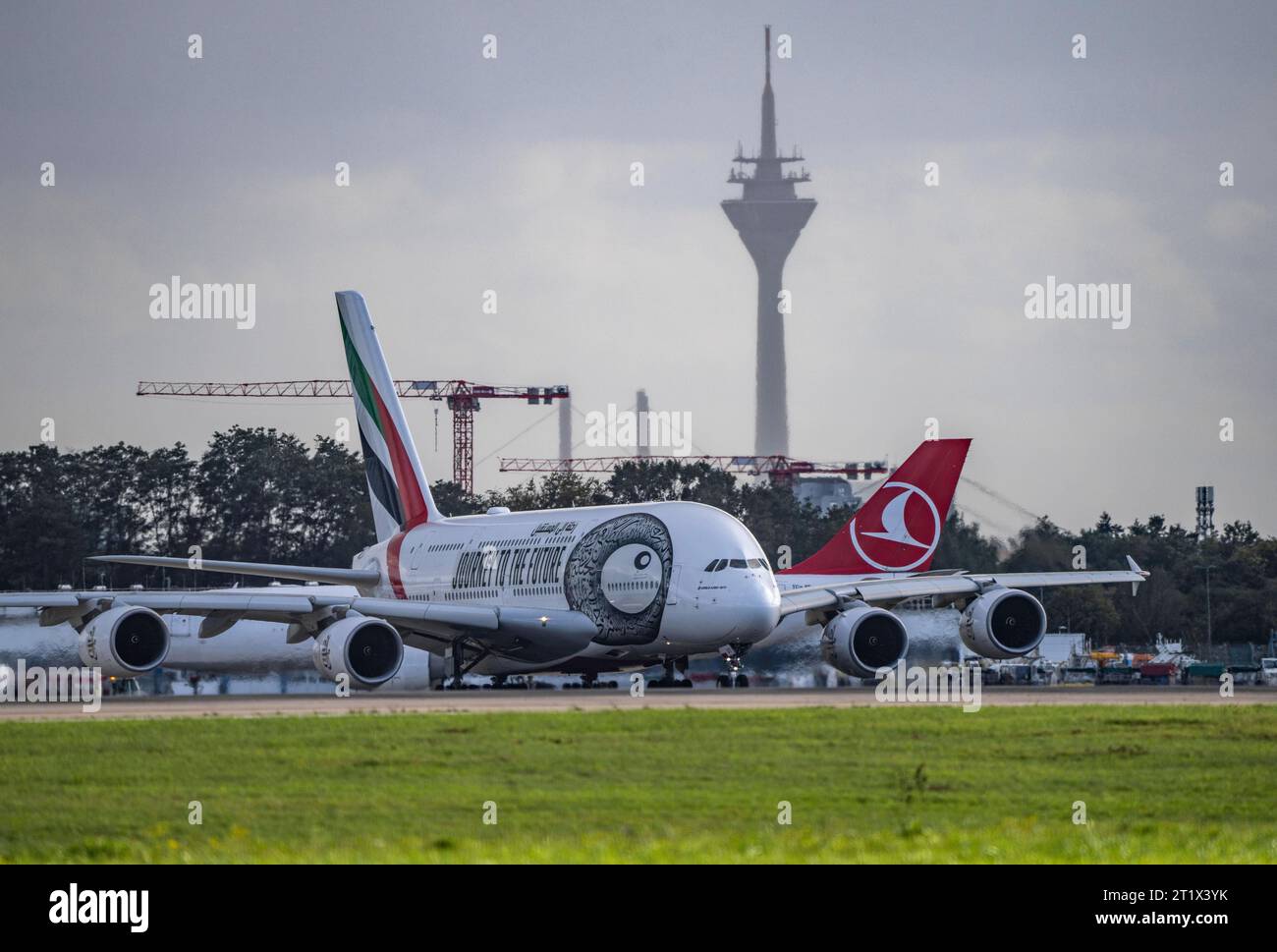 Flughafen Düsseldorf International, Emirates, Airbus A380-800, A6-EUT, auf dem Taxiway zum Start, Rheinturm, Flughafen DUS *** Düsseldorf International Airport, Emirates, Airbus A380 800, A6 EUT, on the taxiway to takeoff, Rheinturm, DUS Airport Credit: Imago/Alamy Live News Stock Photo