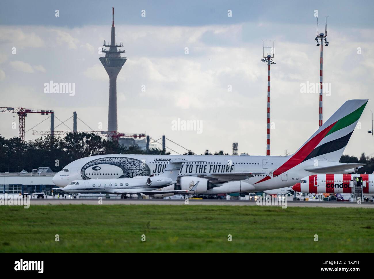 Flughafen Düsseldorf International, Emirates, Airbus A380-800, A6-EUT, Alpi Jets, Gulfstream G550, OE-LTY, auf dem Taxiway zum Start, Rheinturm, Flughafen DUS *** Düsseldorf International Airport, Emirates, Airbus A380 800, A6 EUT, Alpi Jets, Gulfstream G550, OE LTY, on the taxiway to takeoff, Rheinturm, DUS Airport Credit: Imago/Alamy Live News Stock Photo