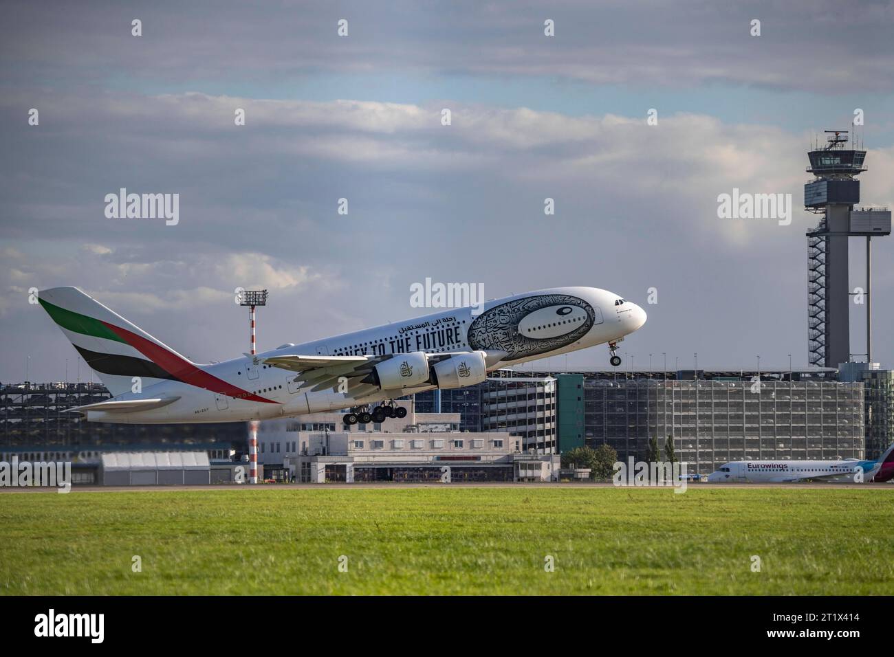 Emirates, Airbus A380-800, A6-EUT, beim Start auf dem Flughafen Düsseldorf International, Tower der Flugsicherung Flughafen DUS *** Emirates, Airbus A380 800, A6 EUT, on take-off at Düsseldorf International Airport, tower of air traffic control airport DUS Credit: Imago/Alamy Live News Stock Photo