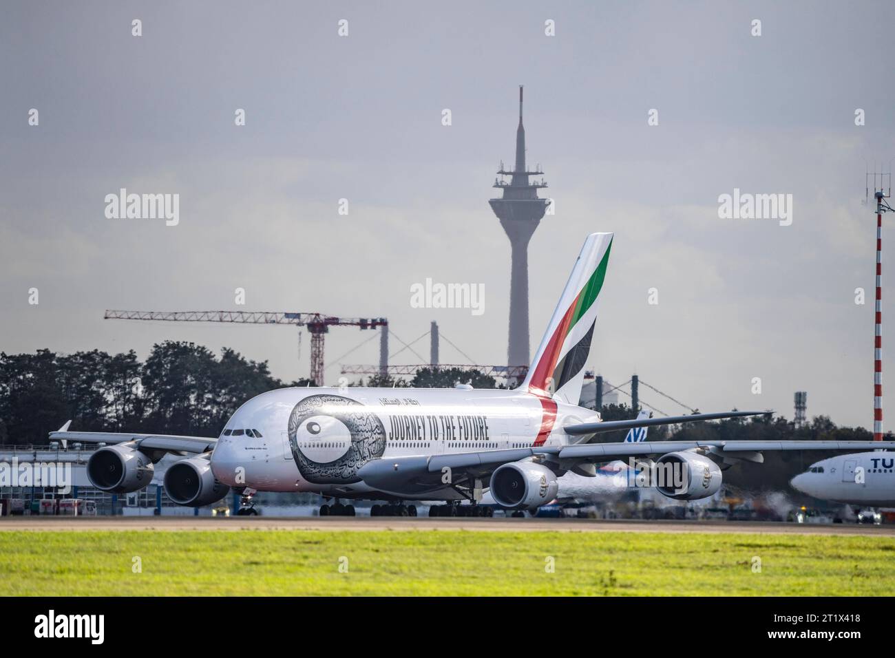 Flughafen Düsseldorf International, Emirates, Airbus A380-800, A6-EUT, auf dem Taxiway zum Start, Rheinturm, Flughafen DUS *** Düsseldorf International Airport, Emirates, Airbus A380 800, A6 EUT, on the taxiway to takeoff, Rheinturm, DUS Airport Credit: Imago/Alamy Live News Stock Photo