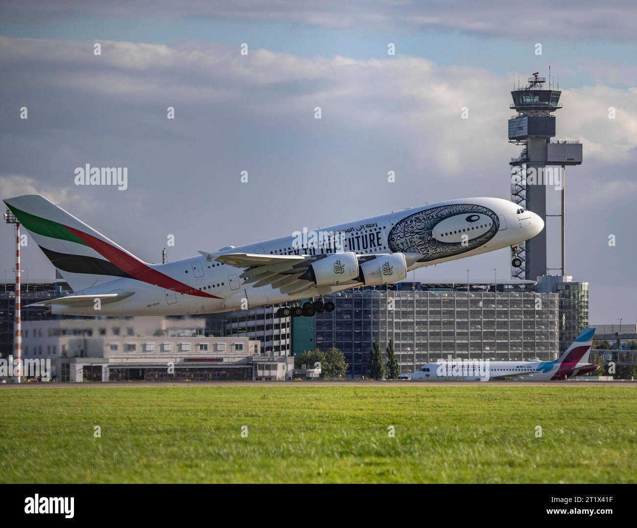 Emirates, Airbus A380-800, A6-EUT, beim Start auf dem Flughafen Düsseldorf International, Tower der Flugsicherung Flughafen DUS *** Emirates, Airbus A380 800, A6 EUT, on take-off at Düsseldorf International Airport, tower of air traffic control airport DUS Credit: Imago/Alamy Live News Stock Photo