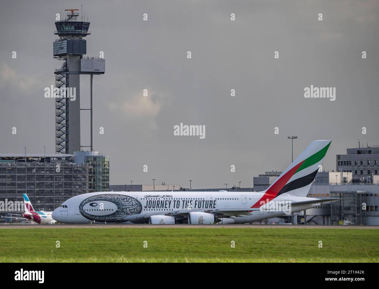 Flughafen Düsseldorf International, Emirates, Airbus A380-800, A6-EUT, auf dem Taxiway zum Start, Rheinturm, Flughafen DUS *** Düsseldorf International Airport, Emirates, Airbus A380 800, A6 EUT, on the taxiway to takeoff, Rheinturm, DUS Airport Credit: Imago/Alamy Live News Stock Photo