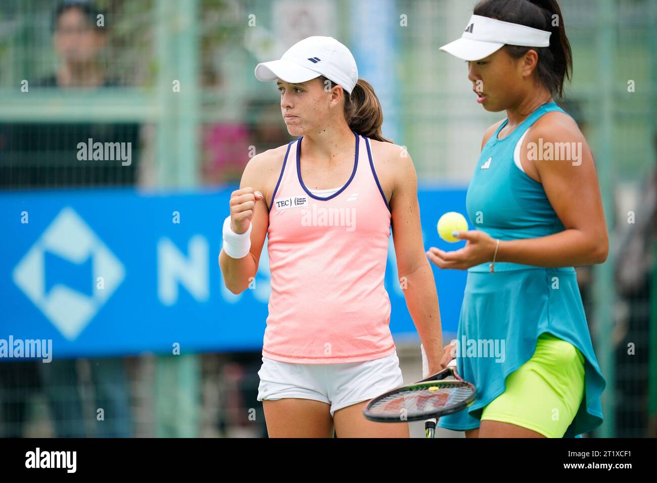 Osaka, Japan. 14th Oct, 2023. (L-R) Kaitlin Quevedo (USA), Mingge Xu (GBR), October 14, 2023 - Tennis : Girls Doubles Final Match at ITC Utsubo Tennis Center during Osaka Mayor's Cup World Super Junior Tennis Championships 2023 in Osaka, Japan. Credit: SportsPressJP/AFLO/Alamy Live News Stock Photo
