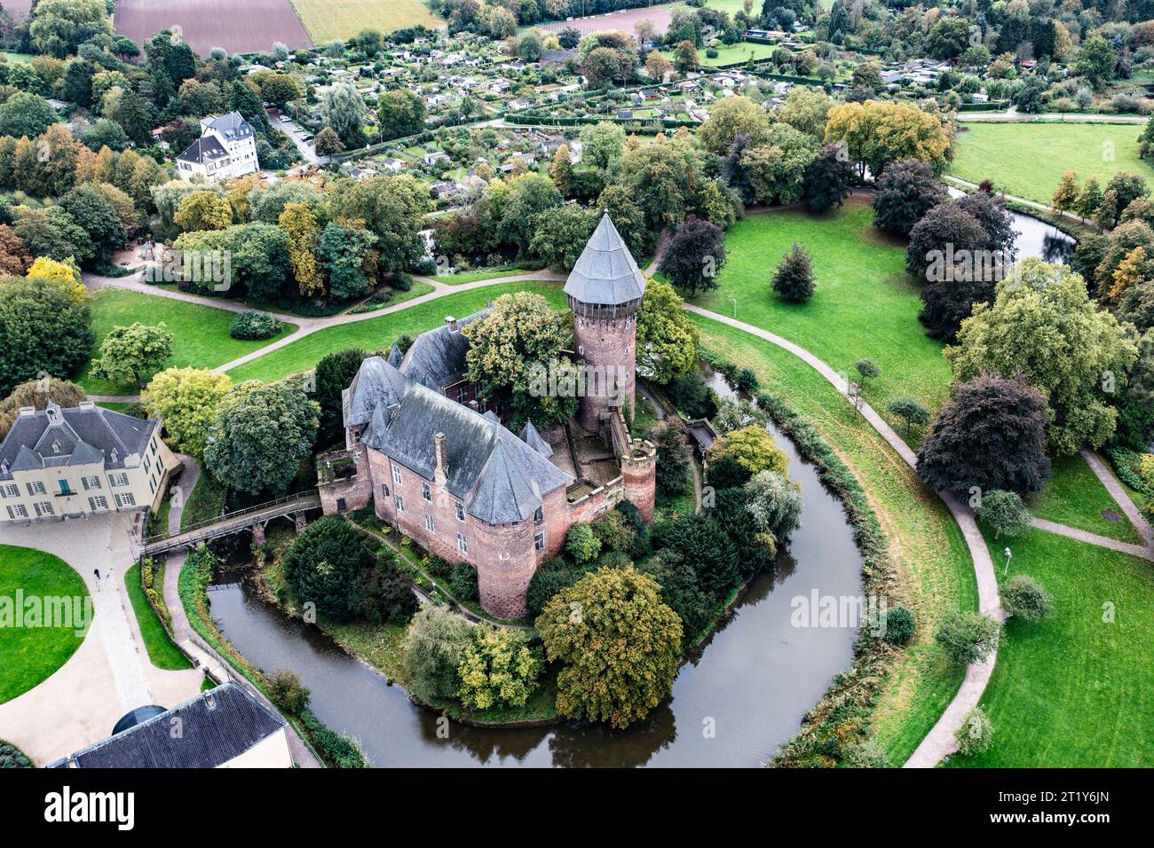 Luftaufnahme der Burg Linn mit Jagdschloß in Krefeld. Stock Photo