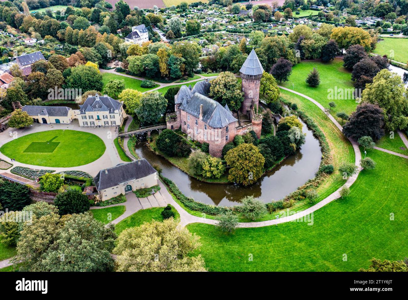 Luftaufnahme der Burg Linn mit Jagdschloß in Krefeld. Stock Photo