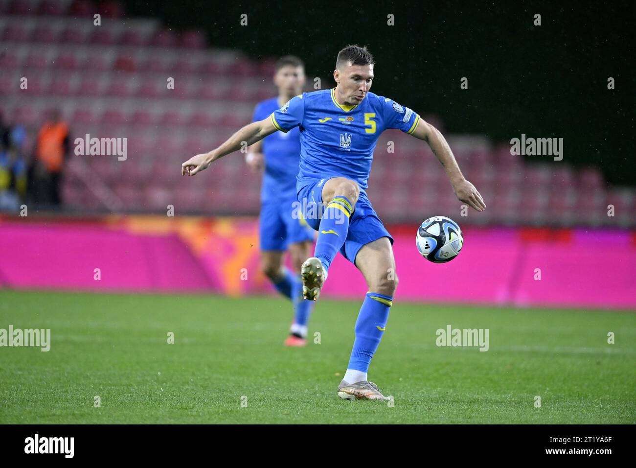 PRAGUE, CZECHIA OCTOBER 14, 2023 Midfielder Serhiy Sydorchuk of
