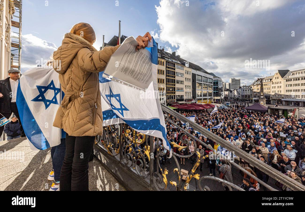 Solidaritaetskundgebung fuer Israel auf dem Bonner Marktplatz am 15.10.2023. Die Evangelische Kirche in Bonn und der Region versicherte der Juedischen Gemeinde in Bonn angesichts des Kriegsterrors der Hamas in Israel ihre Solidaritaet und mahnte den besonders aufmerksamen Schutz juedischer Einrichtungen und Menschen auch in Bonn an. EDITORIAL USE ONLY *** Solidarity rally for Israel on the Bonn marketplace on 15 10 2023 The Protestant Church in Bonn and the region assured the Jewish community in Bonn of its solidarity in view of the war terror of Hamas in Israel and urged the particularly atte Stock Photo