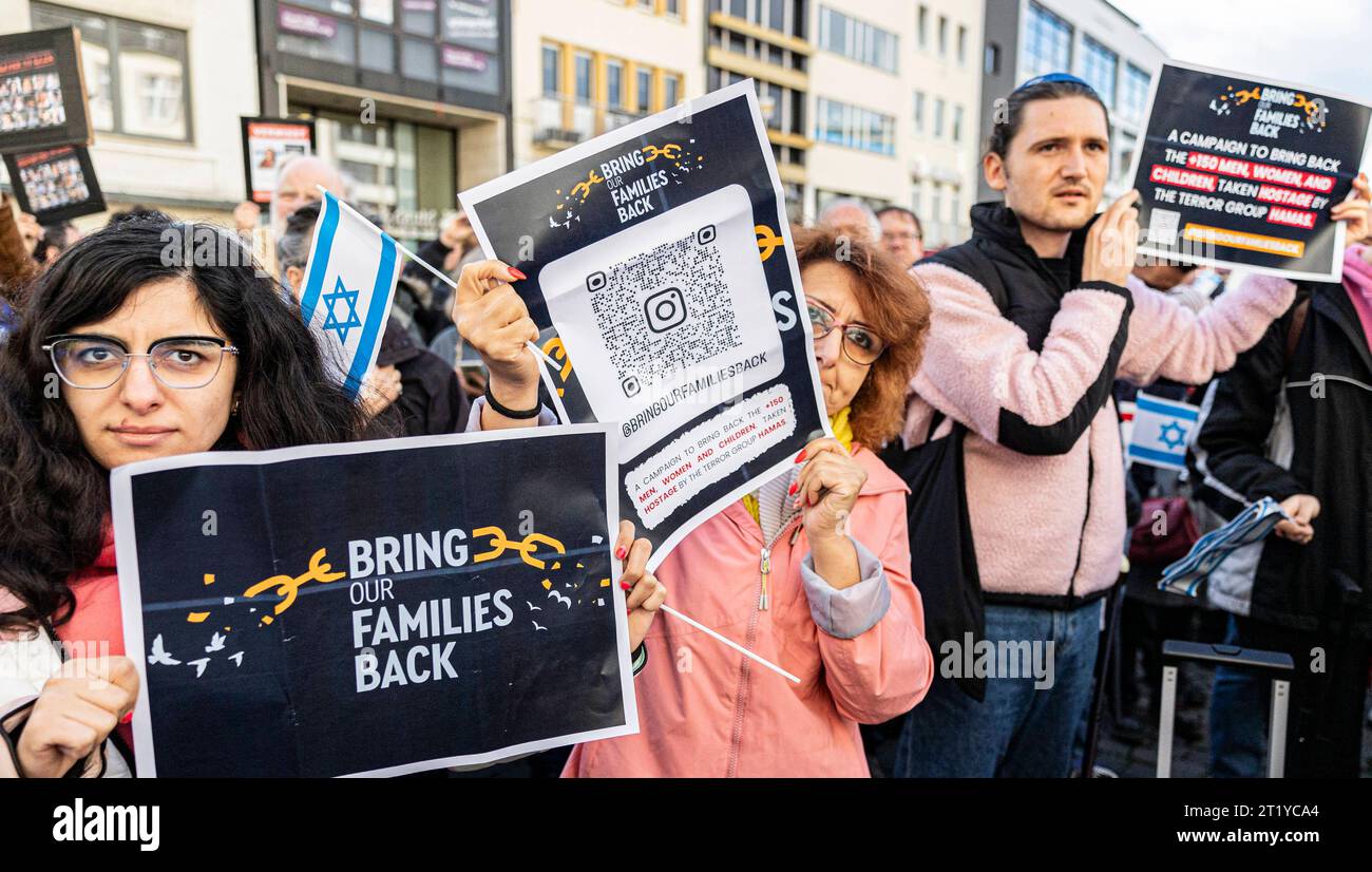 Solidaritaetskundgebung fuer Israel auf dem Bonner Marktplatz am 15.10.2023. Die Evangelische Kirche in Bonn und der Region versicherte der Juedischen Gemeinde in Bonn angesichts des Kriegsterrors der Hamas in Israel ihre Solidaritaet und mahnte den besonders aufmerksamen Schutz juedischer Einrichtungen und Menschen auch in Bonn an. EDITORIAL USE ONLY *** Solidarity rally for Israel on the Bonn marketplace on 15 10 2023 The Protestant Church in Bonn and the region assured the Jewish community in Bonn of its solidarity in view of the war terror of Hamas in Israel and urged the particularly atte Stock Photo