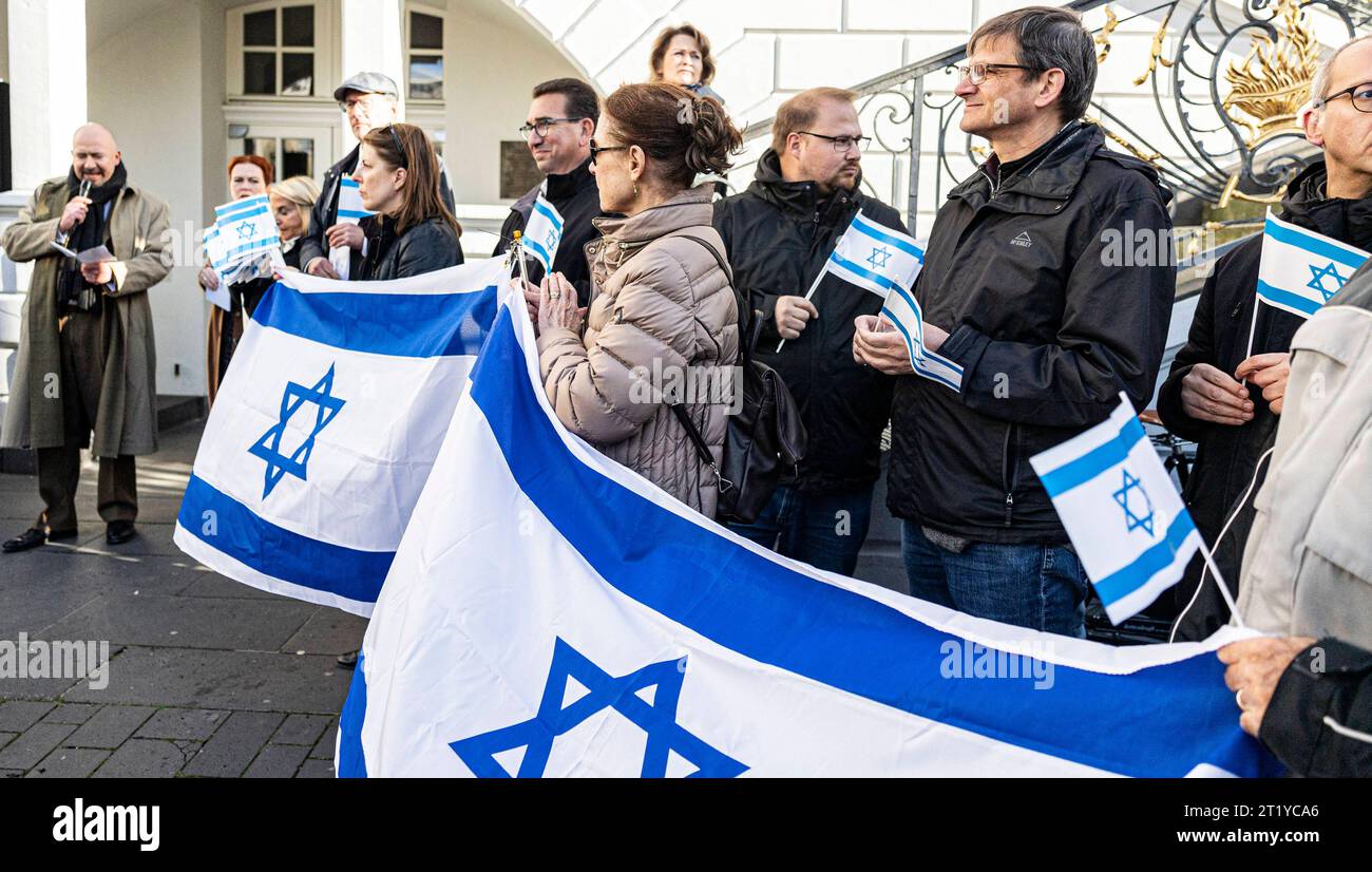 Solidaritaetskundgebung fuer Israel auf dem Bonner Marktplatz am 15.10.2023. Die Evangelische Kirche in Bonn und der Region versicherte der Juedischen Gemeinde in Bonn angesichts des Kriegsterrors der Hamas in Israel ihre Solidaritaet und mahnte den besonders aufmerksamen Schutz juedischer Einrichtungen und Menschen auch in Bonn an. EDITORIAL USE ONLY *** Solidarity rally for Israel on the Bonn marketplace on 15 10 2023 The Protestant Church in Bonn and the region assured the Jewish community in Bonn of its solidarity in view of the war terror of Hamas in Israel and urged the particularly atte Stock Photo