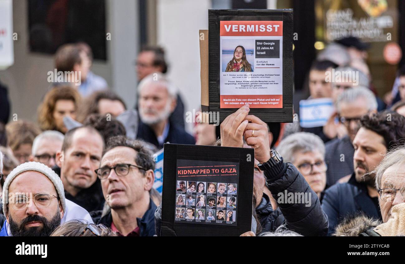 Solidaritaetskundgebung fuer Israel auf dem Bonner Marktplatz am 15.10.2023. Die Evangelische Kirche in Bonn und der Region versicherte der Juedischen Gemeinde in Bonn angesichts des Kriegsterrors der Hamas in Israel ihre Solidaritaet und mahnte den besonders aufmerksamen Schutz juedischer Einrichtungen und Menschen auch in Bonn an. EDITORIAL USE ONLY *** Solidarity rally for Israel on the Bonn marketplace on 15 10 2023 The Protestant Church in Bonn and the region assured the Jewish community in Bonn of its solidarity in view of the war terror of Hamas in Israel and urged the particularly atte Stock Photo