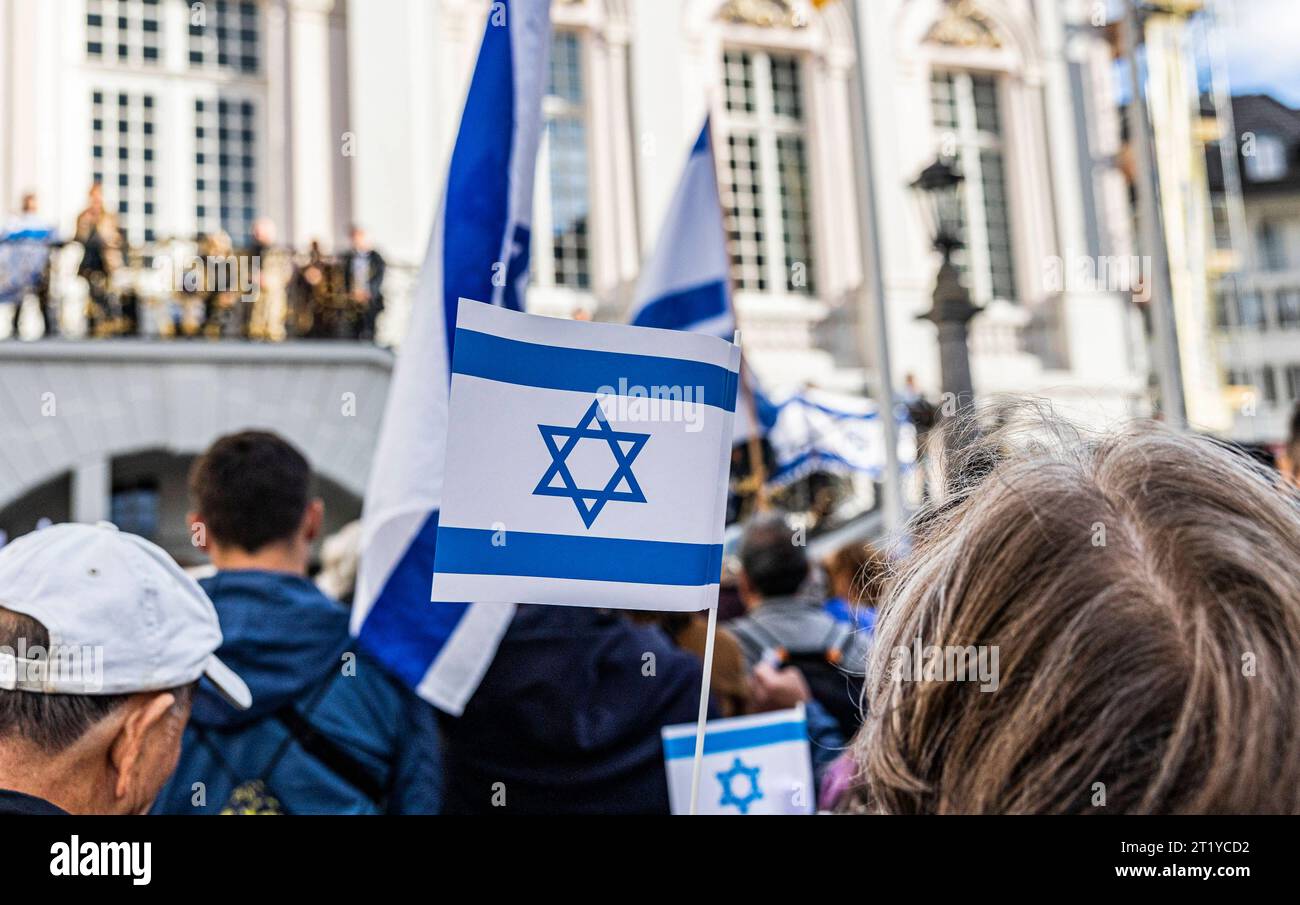 Solidaritaetskundgebung fuer Israel auf dem Bonner Marktplatz am 15.10.2023. Die Evangelische Kirche in Bonn und der Region versicherte der Juedischen Gemeinde in Bonn angesichts des Kriegsterrors der Hamas in Israel ihre Solidaritaet und mahnte den besonders aufmerksamen Schutz juedischer Einrichtungen und Menschen auch in Bonn an. EDITORIAL USE ONLY *** Solidarity rally for Israel on the Bonn marketplace on 15 10 2023 The Protestant Church in Bonn and the region assured the Jewish community in Bonn of its solidarity in view of the war terror of Hamas in Israel and urged the particularly atte Stock Photo