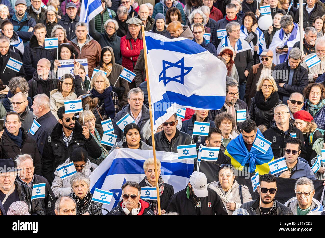 Solidaritaetskundgebung fuer Israel auf dem Bonner Marktplatz am 15.10.2023. Die Evangelische Kirche in Bonn und der Region versicherte der Juedischen Gemeinde in Bonn angesichts des Kriegsterrors der Hamas in Israel ihre Solidaritaet und mahnte den besonders aufmerksamen Schutz juedischer Einrichtungen und Menschen auch in Bonn an. EDITORIAL USE ONLY *** Solidarity rally for Israel on the Bonn marketplace on 15 10 2023 The Protestant Church in Bonn and the region assured the Jewish community in Bonn of its solidarity in view of the war terror of Hamas in Israel and urged the particularly atte Stock Photo