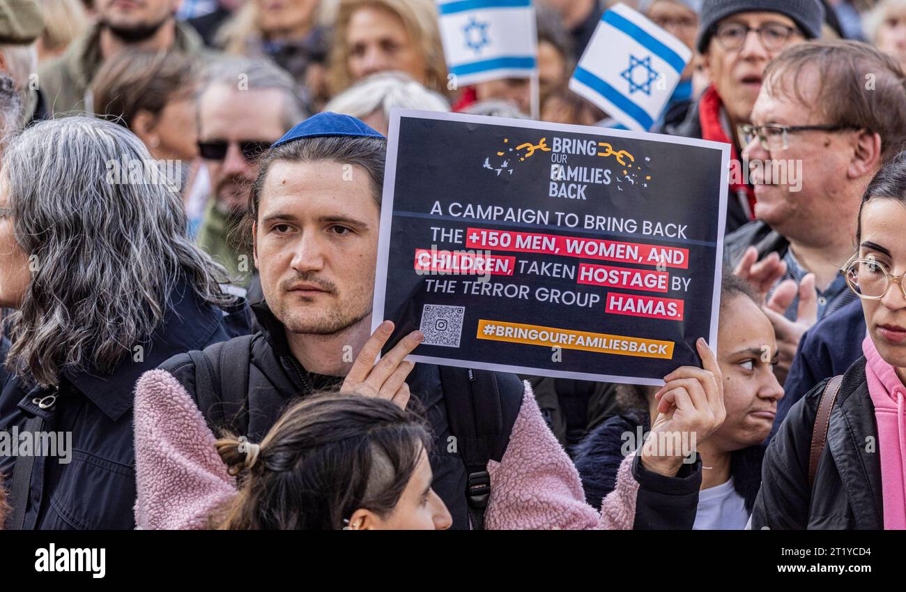 Solidaritaetskundgebung fuer Israel auf dem Bonner Marktplatz am 15.10.2023. Die Evangelische Kirche in Bonn und der Region versicherte der Juedischen Gemeinde in Bonn angesichts des Kriegsterrors der Hamas in Israel ihre Solidaritaet und mahnte den besonders aufmerksamen Schutz juedischer Einrichtungen und Menschen auch in Bonn an. EDITORIAL USE ONLY *** Solidarity rally for Israel on the Bonn marketplace on 15 10 2023 The Protestant Church in Bonn and the region assured the Jewish community in Bonn of its solidarity in view of the war terror of Hamas in Israel and urged the particularly atte Stock Photo