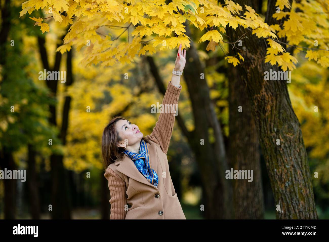 Two young women in park hi-res stock photography and images - Alamy