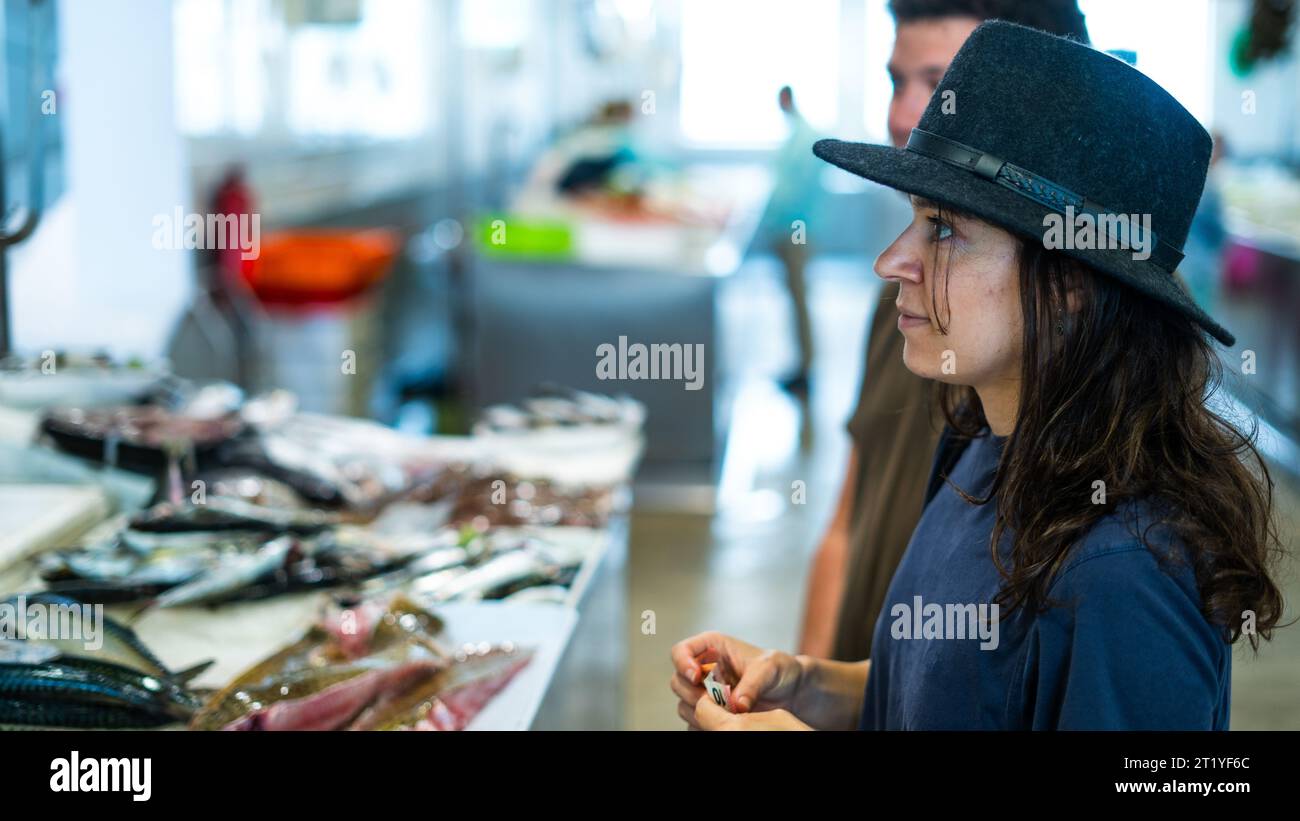 Grocery fish woman hi-res stock photography and images - Alamy