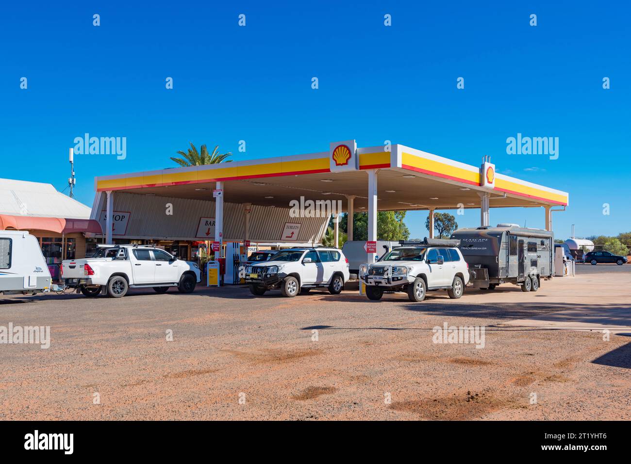 4 Wheel Drives with caravans refueling in Central Australia on the Stuart Highway at the Erldunda Desert Oaks Resort, Northern Territory of Australia Stock Photo