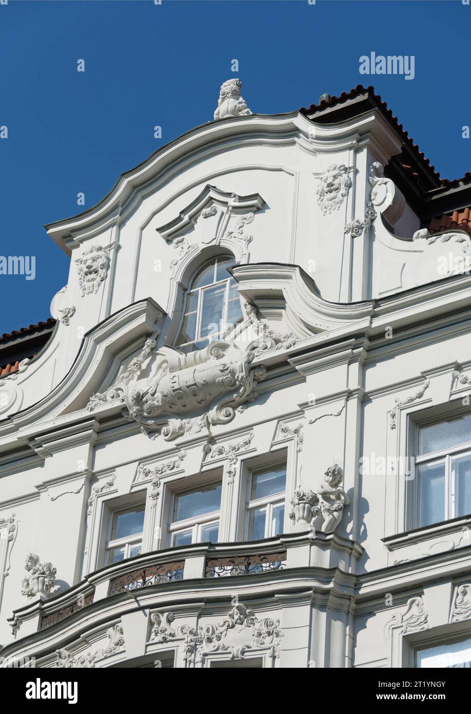 Sanierter Altbau aus der Gründerzeit, Hochformat Hochwertige kernsanierte Altbauten im Hochformat *** Renovated old building from the Wilhelminian period, portrait High-quality core renovated old buildings in portrait format Credit: Imago/Alamy Live News Stock Photo