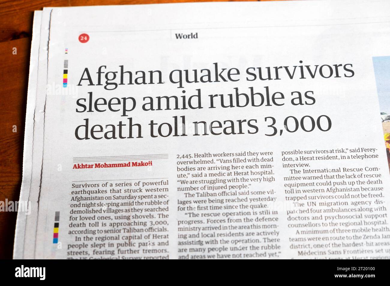 'Afghan quake survivors sleep amid rubble as death toll nears 3,000' Guardian newspaper headline Afghanistan deaths article 10 October 2023 London UK Stock Photo