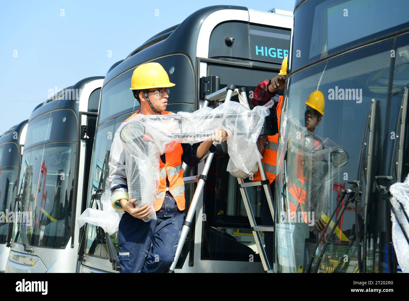 SUZHOU, CHINA OCTOBER 16, 2023 Staff at the Taicang Port