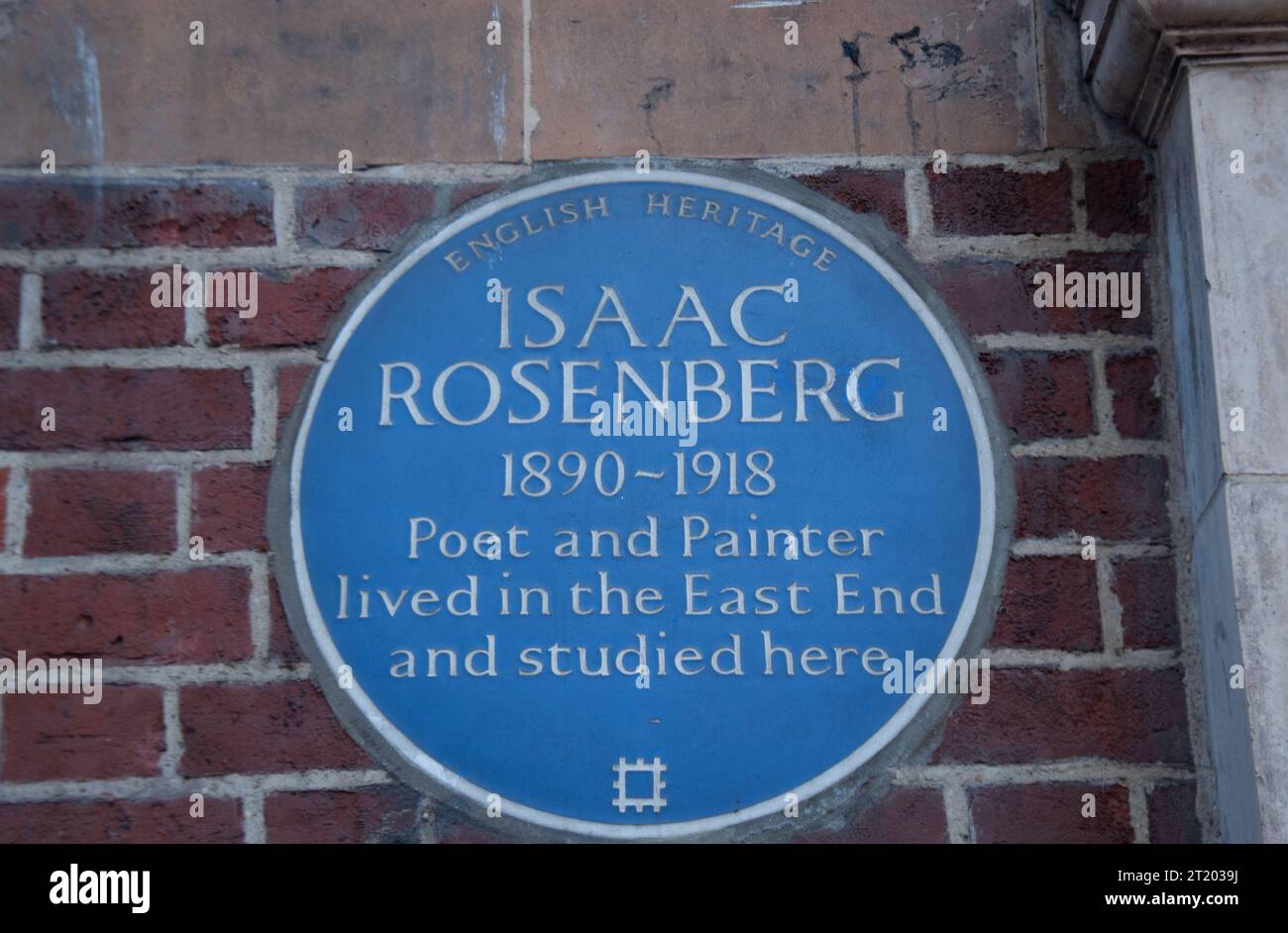 English Heritage Blue Plaque indicating that Isaac Rosenberg lived and studied in the East End of London, UK Stock Photo